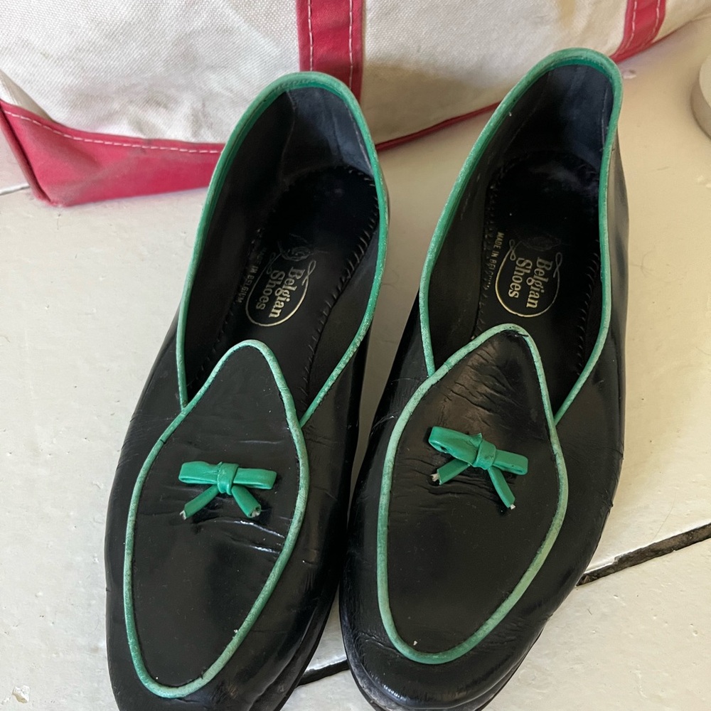 Belgian Loafers in dark blue with green piping